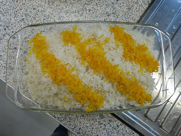 Der kunstvoll angerichtete Reis gehört zum Ghormeh Sabzi.