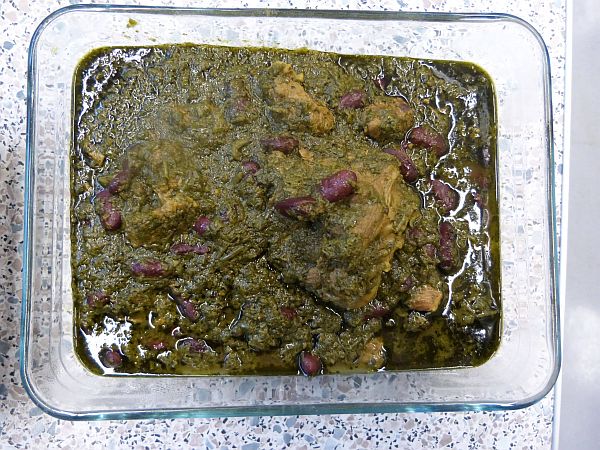 Ghormeh Sabzi („Grüner Eintopf“), ist ein traditionelles persisches Gericht mit Lammfleisch, Bohnen und einer besonderen Kräutermischung.